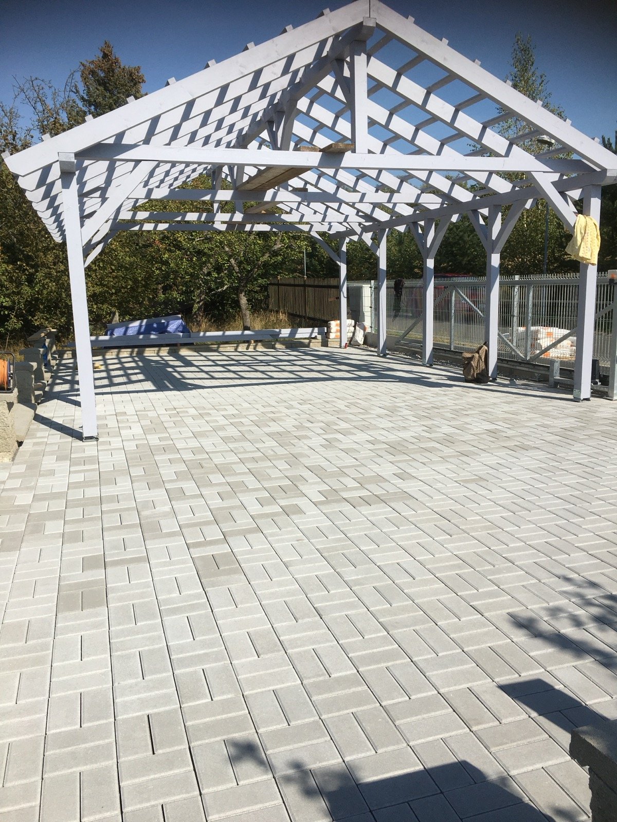 Venkovní pergola na dlážděné terase – realizace