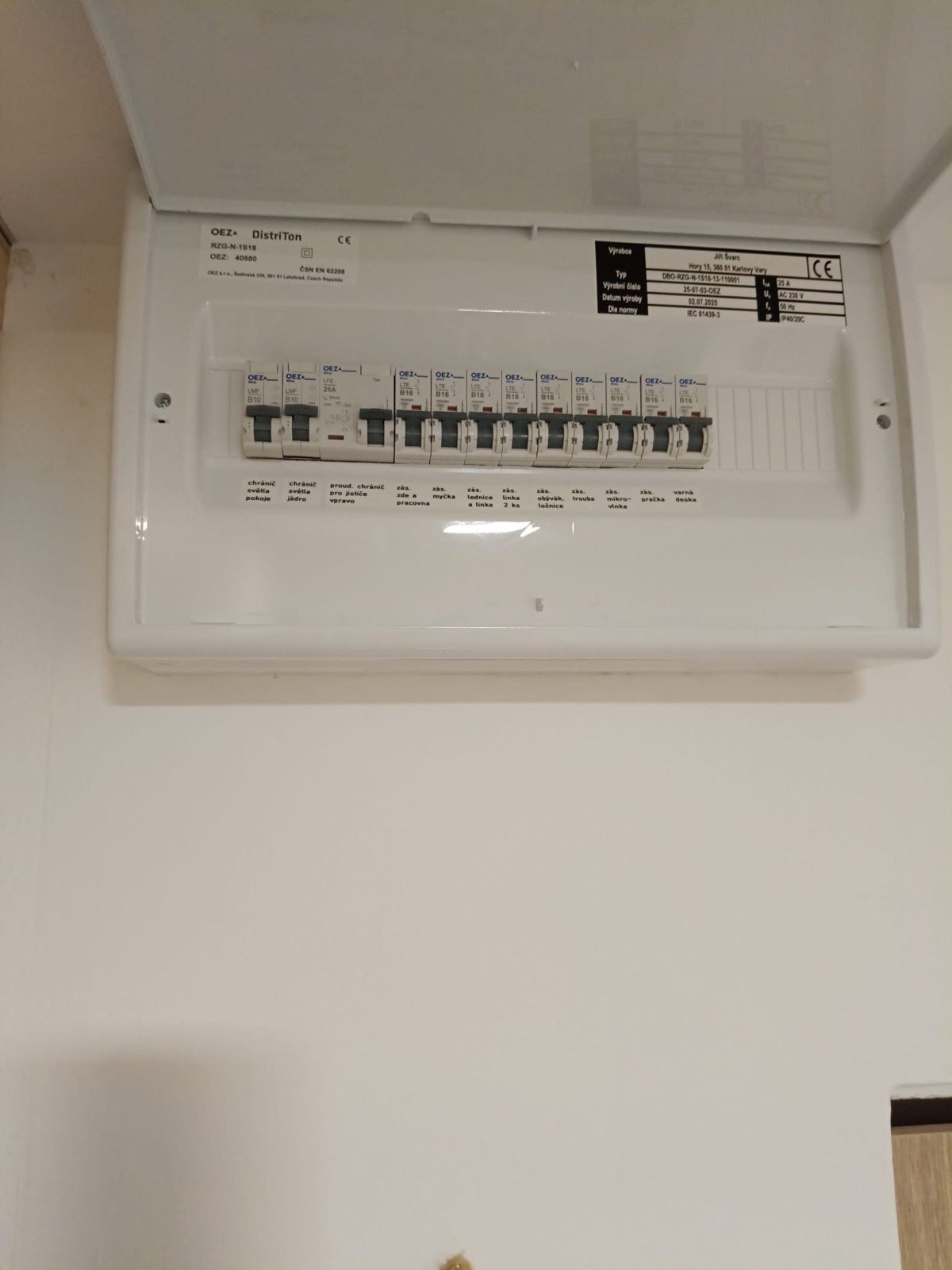 Nově instalovaný elektrický rozvaděč – realizace