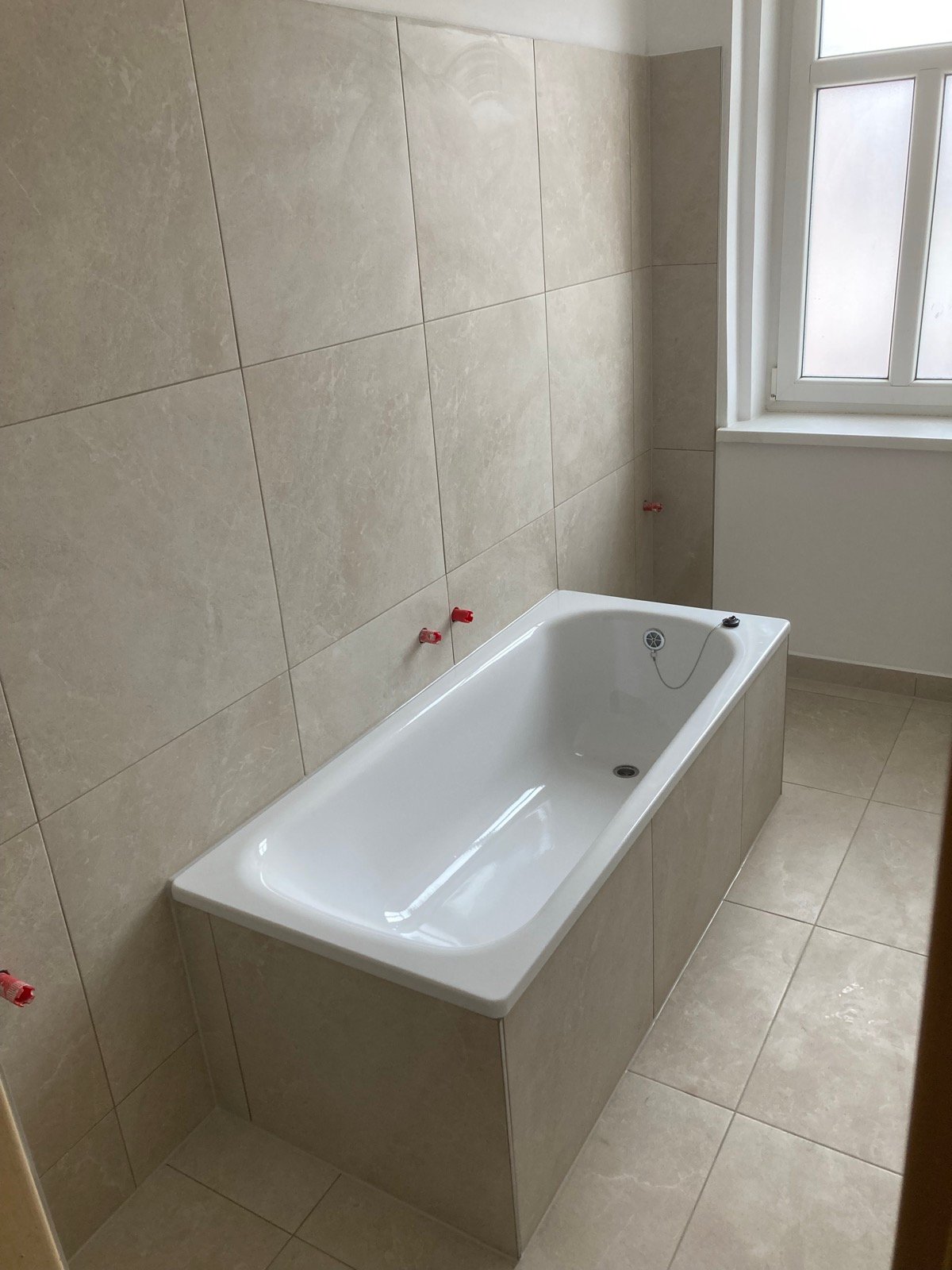Obložená koupelna s vanou – realizace