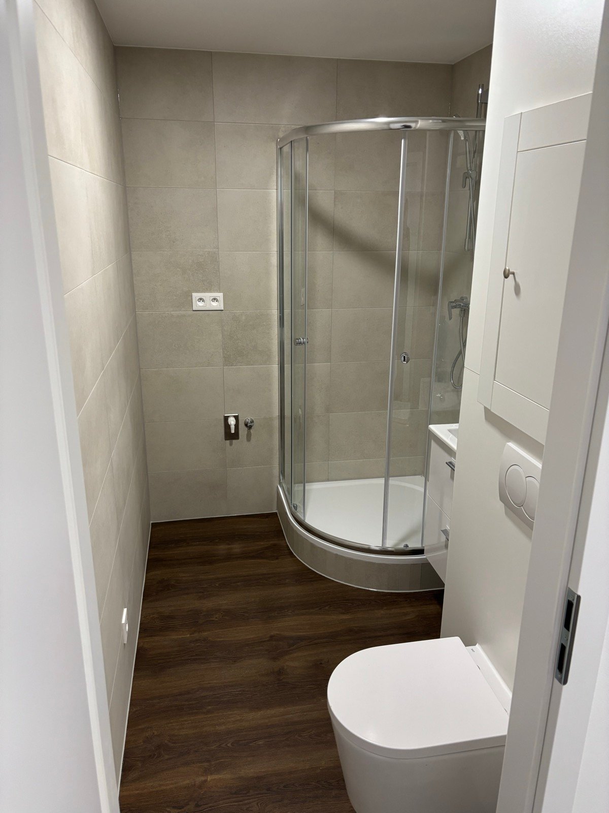 Koupelna se sprchovým koutem a WC – realizace