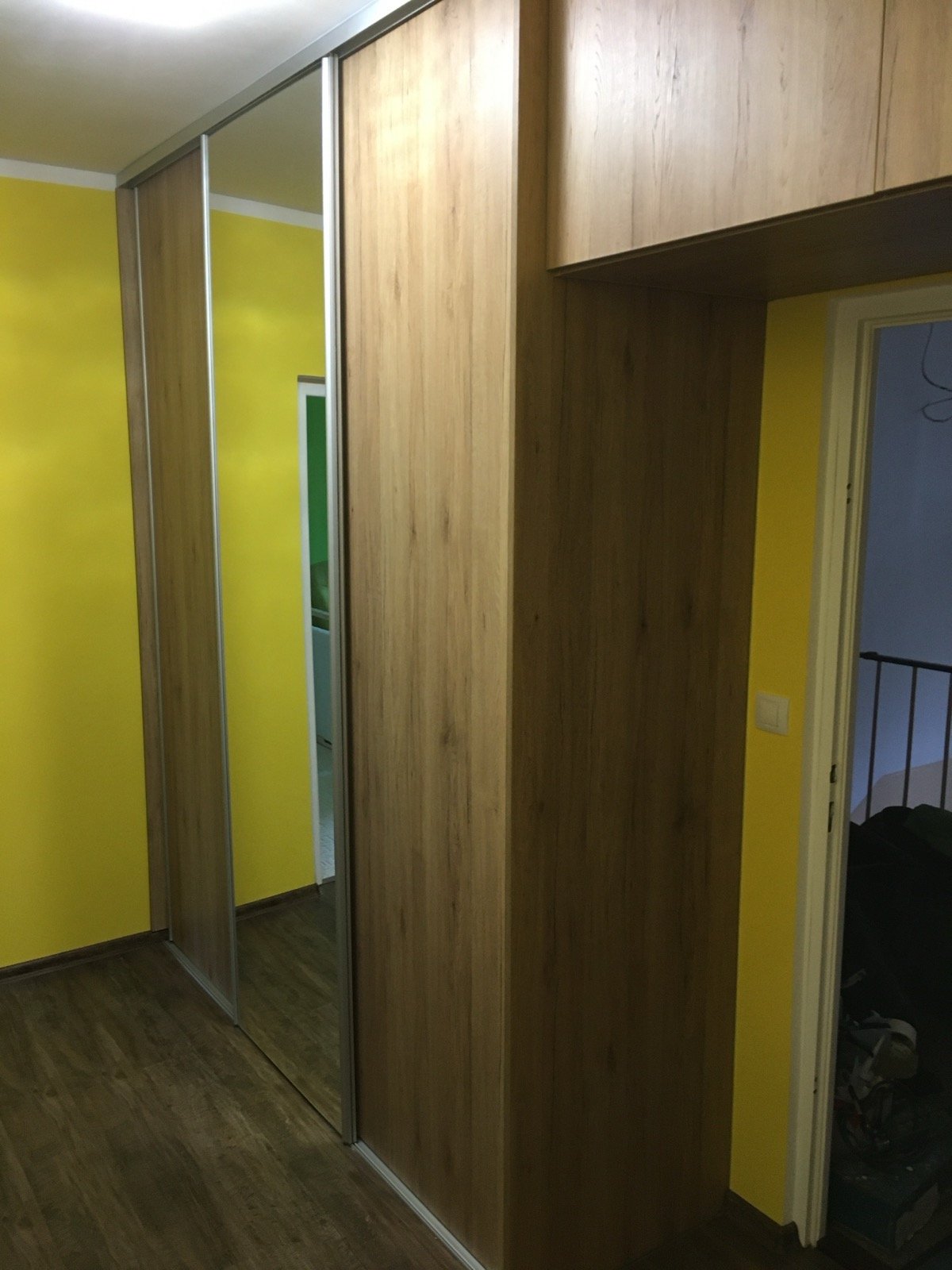 Vestavěná skříň v chodbě – realizace