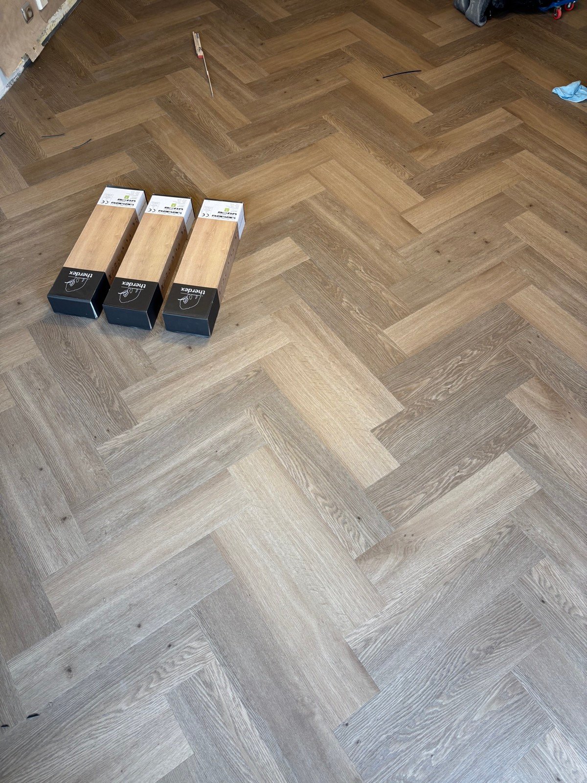 Pokládka plovoucí podlahy do rybinového vzoru – realizace